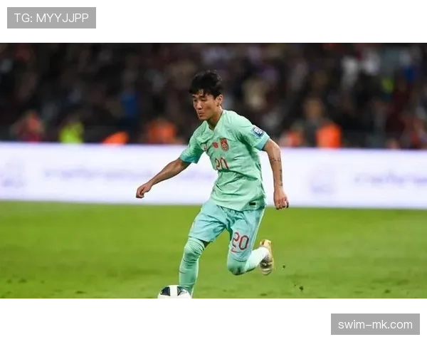 韦世豪开个直播打个游戏，弹幕都在算他这身衣服够我交半年房租